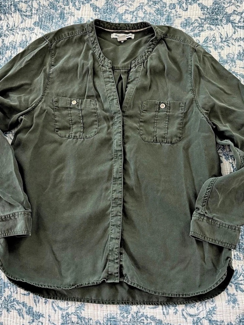 Tommy Bahama women’s Green Shirt Size Medium Like New